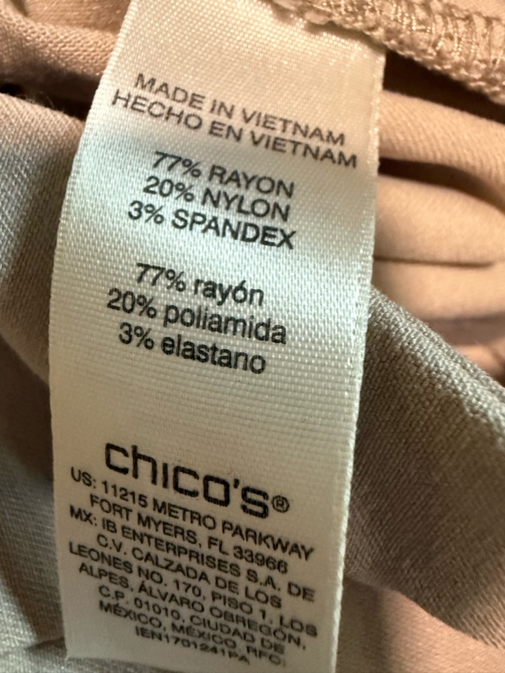 Chicos Beige Women's Stretch Ponte Shorts size 0.5 - Picture 3 of 5